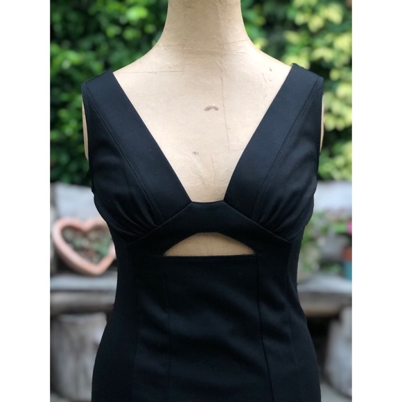 Finder Keepers • Mini Bodycon V-Neck Keyhole Dress - Picture 5 of 7